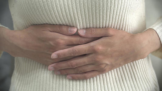 4K实拍居家女性生理期肚子疼视频视频的预览图