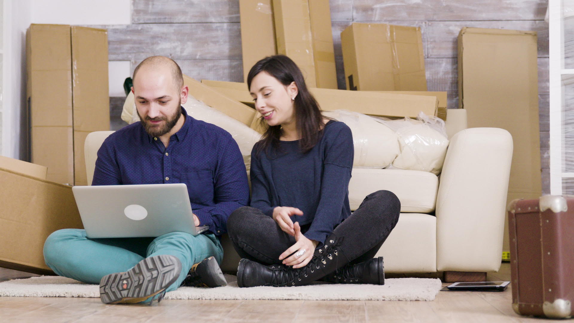 当一对夫妇坐在他们新公寓的地板上时他们骑自行车视频的预览图