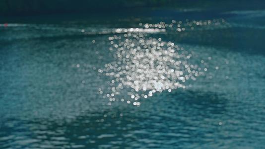 4k阳光下的湖面波光粼粼星光闪闪视频的预览图