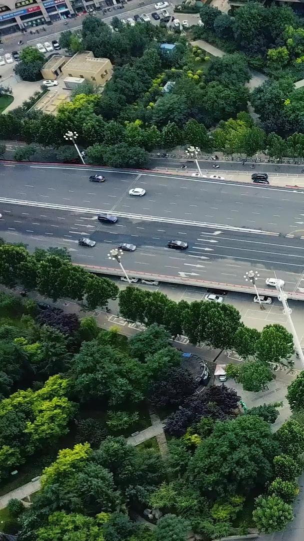 城市交通十字路口视频的预览图