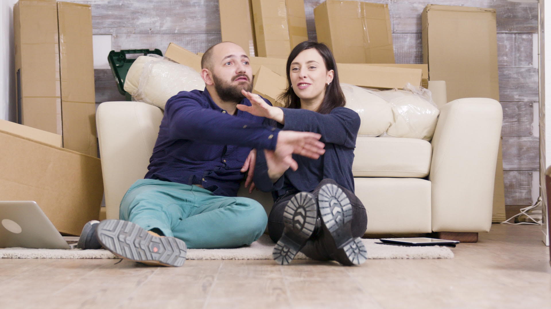 年轻夫妇坐在他们新公寓的地板上视频的预览图