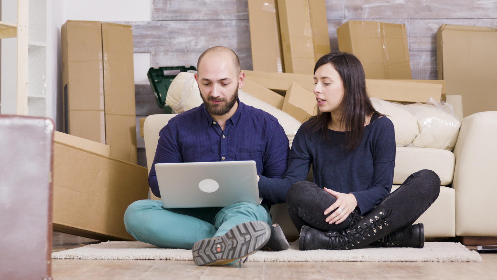 这对三十多岁的夫妇坐在新公寓的地板上视频的预览图