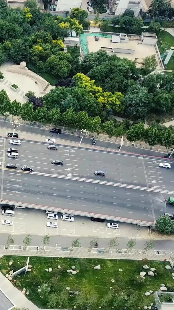 城市交通十字路口视频的预览图