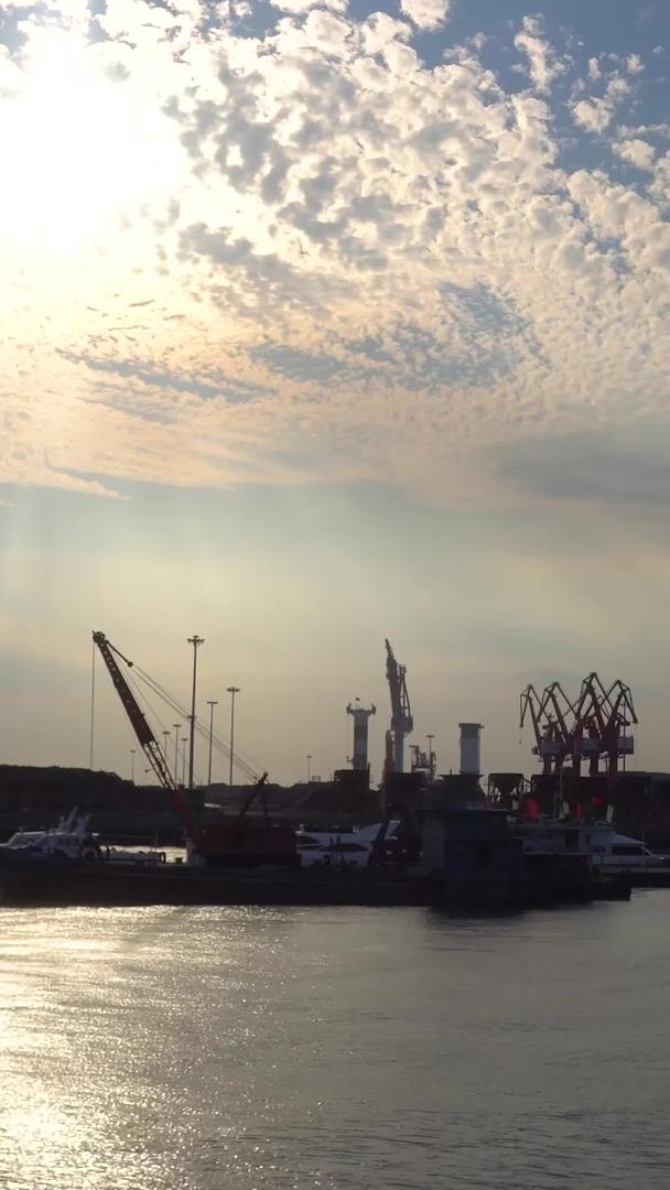 夕阳下的港口视频的预览图