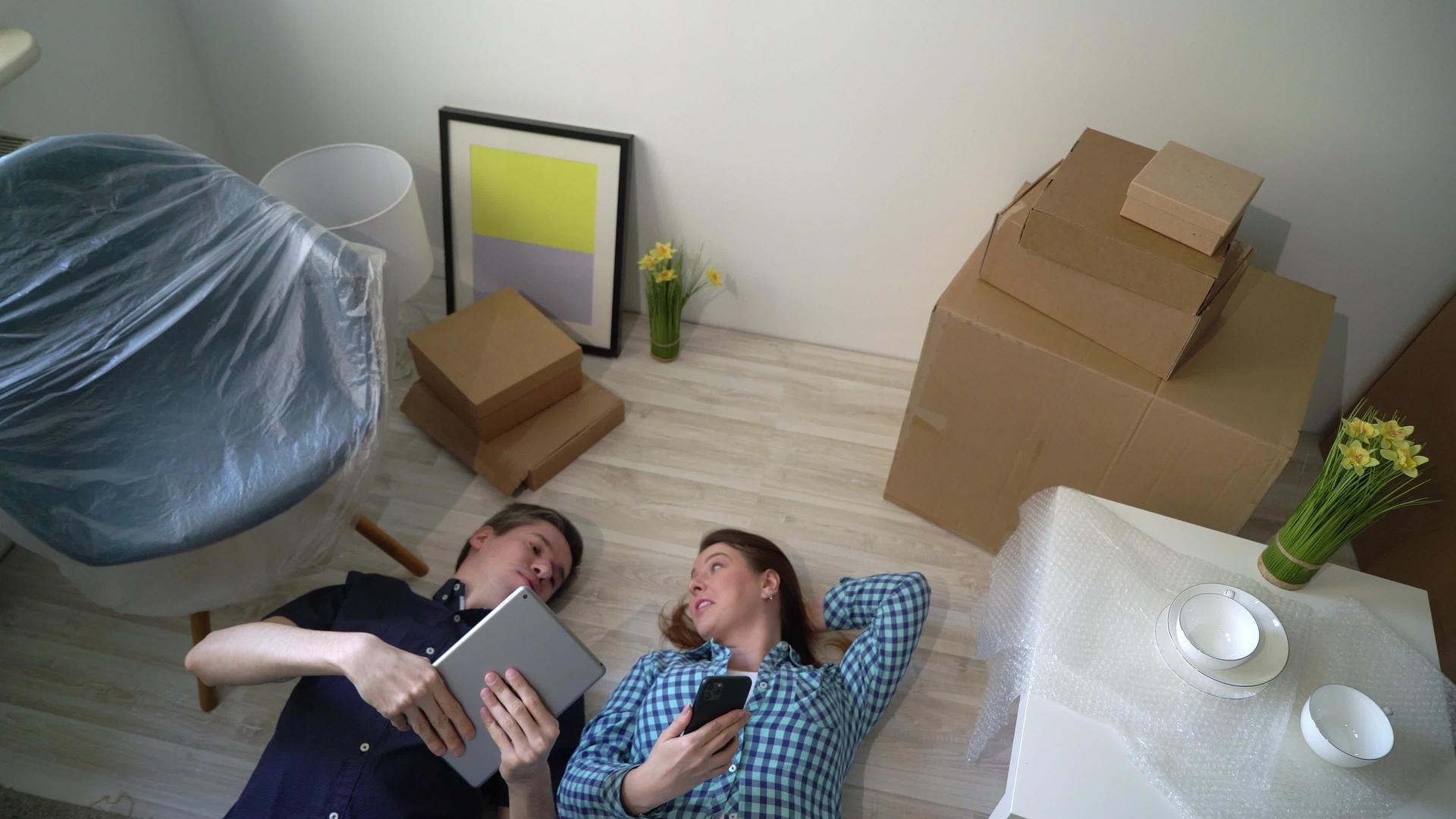 一对年轻夫妇躺在地板上视频的预览图