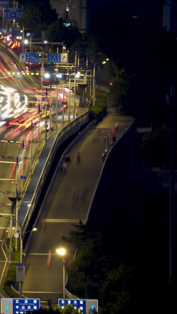 延迟材料在夜间穿过城市轨道视频的预览图