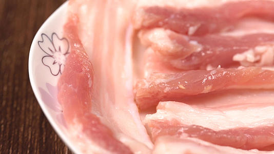 微距拍摄的肉片特写高清视频肉纹路五花肉视频的预览图