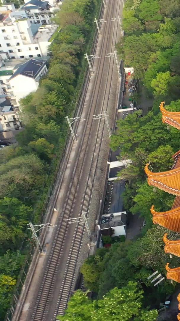 近距离航拍武汉城市地标风景旅游黄鹤楼楼视频的预览图