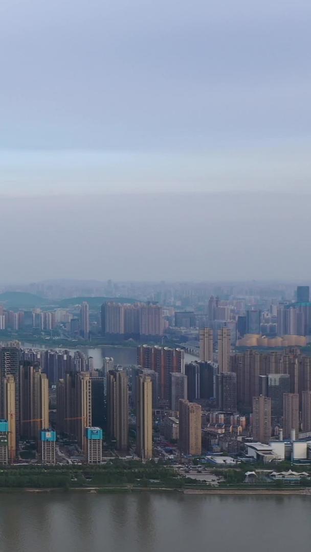 武汉城市航拍风景城市建设长江边最高的绿地中心素材视频的预览图