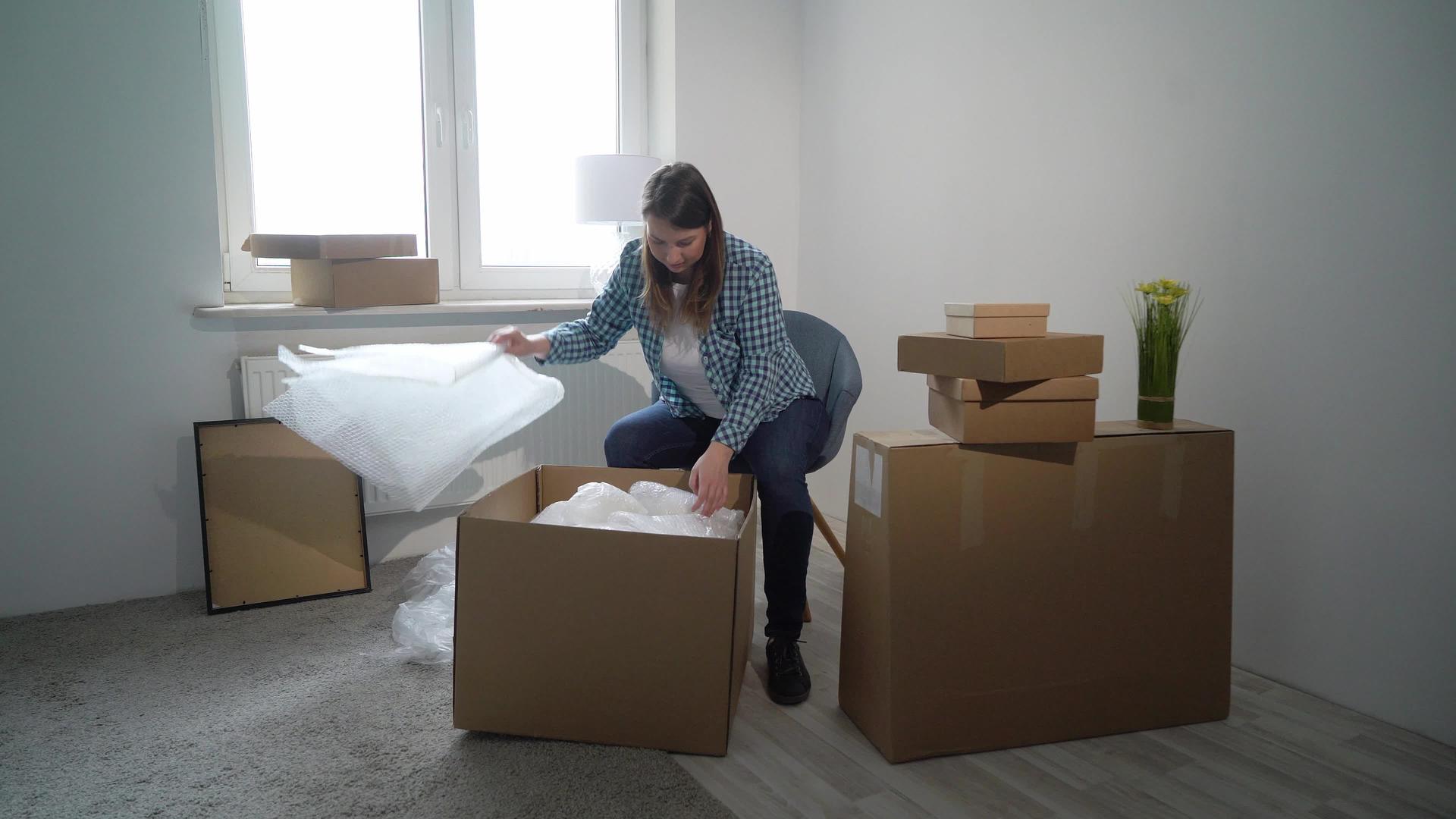 女性开箱纸板公寓业主视频的预览图