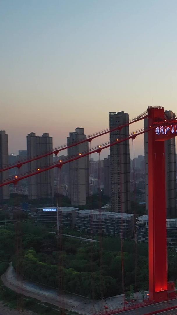 长江江景鹦鹉洲长江大桥材料航拍风景城市天空夕阳下的夕阳视频的预览图