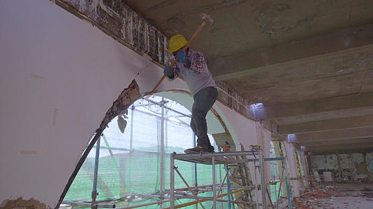 工地施工脚手架工人砸墙装修视频的预览图