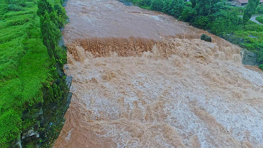 自然灾害梅雨季洪水暴雨后的中滩瀑布航拍视频的预览图
