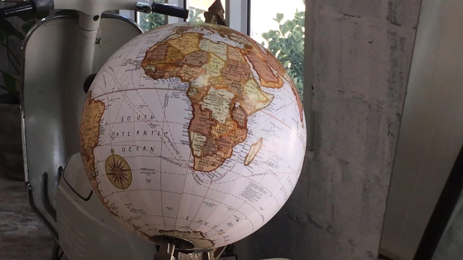 古老的地球装饰在桌子上视频的预览图