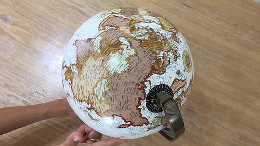地球仪用手指翻转视频的预览图
