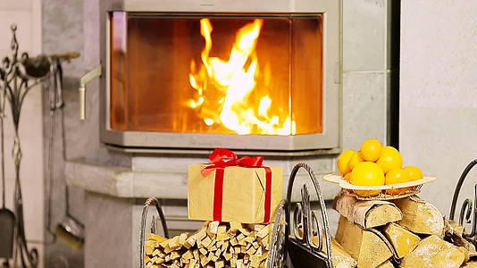 美丽的壁炉装饰圣诞礼物视频的预览图