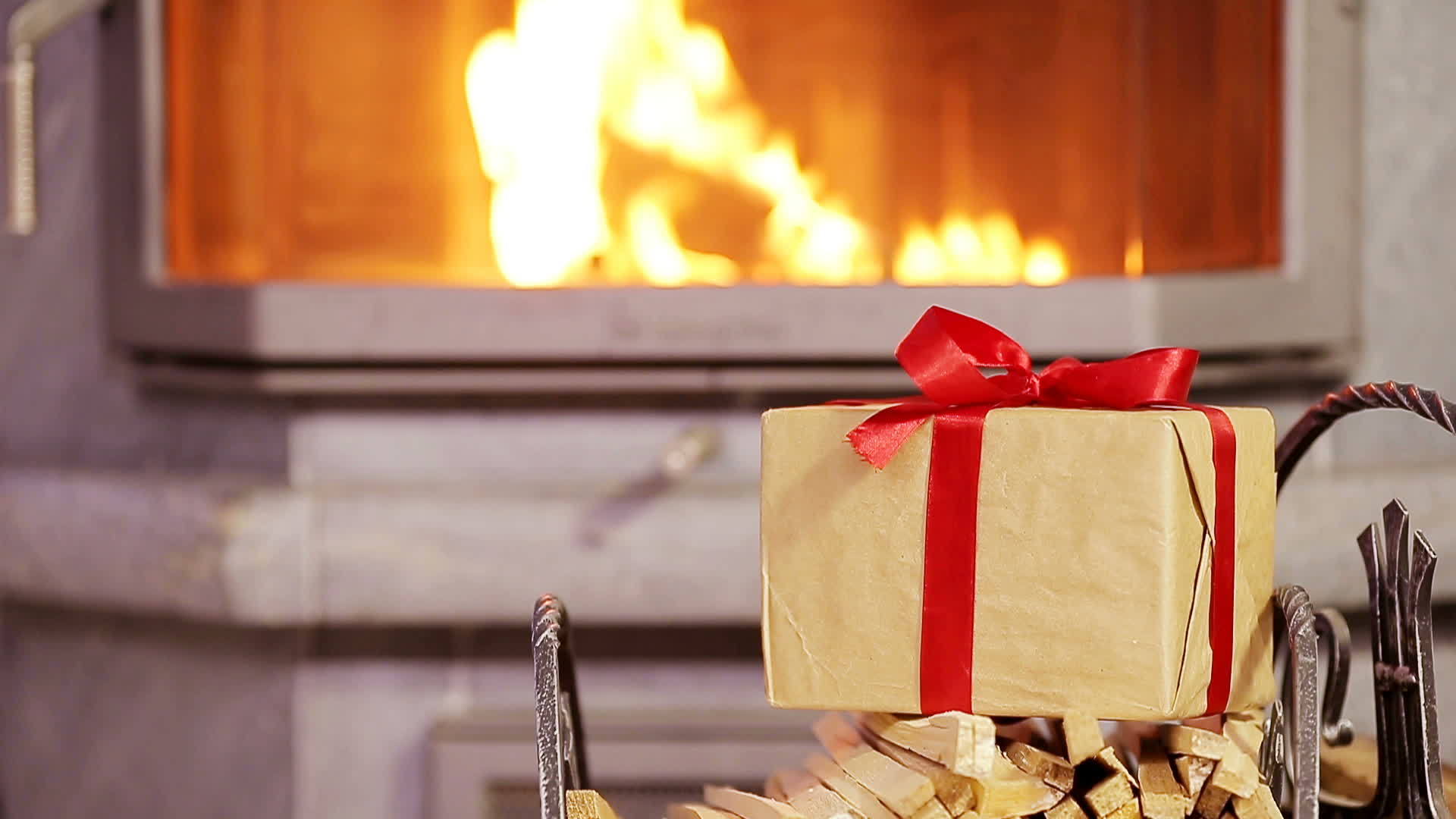 圣诞夜壁炉旁的圣诞礼物背景视频的预览图