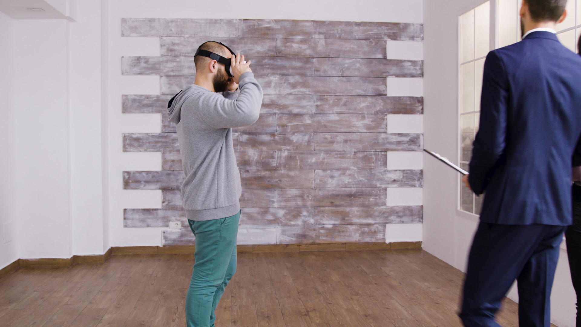 在空公寓里使用虚拟现实头的天文人视频的预览图