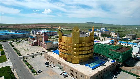 4k航拍内蒙古小县城中具有蒙古族特色的建筑视频的预览图