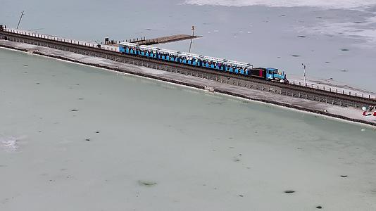 青海茶卡盐湖小火车航拍视频的预览图