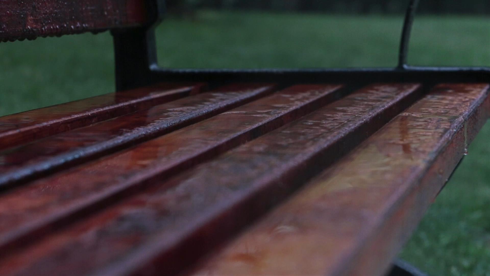雨水打在木质长椅上面实拍视频素材视频的预览图