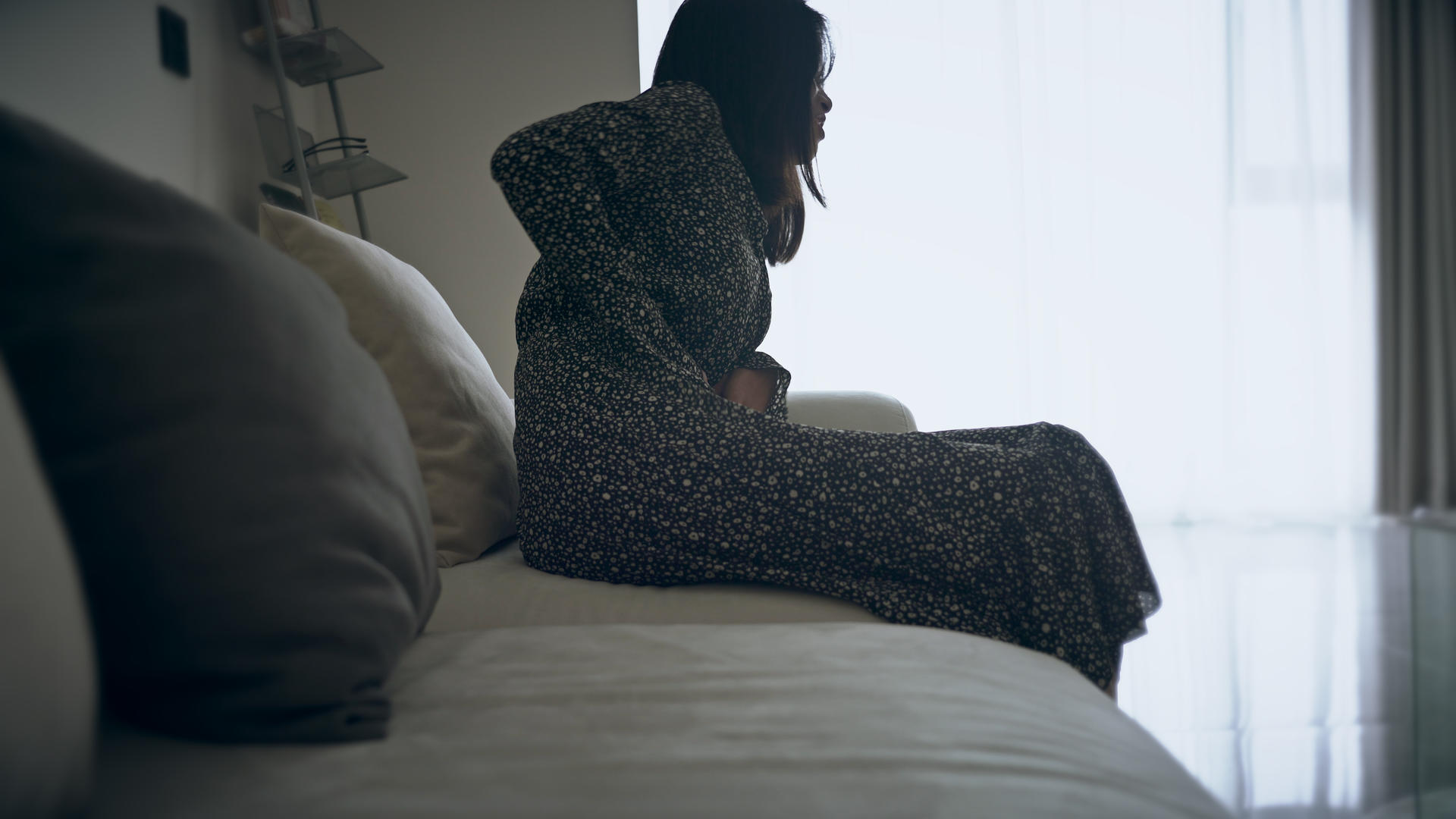 4K实拍居家女性生理期在沙发上肚子疼视频视频的预览图