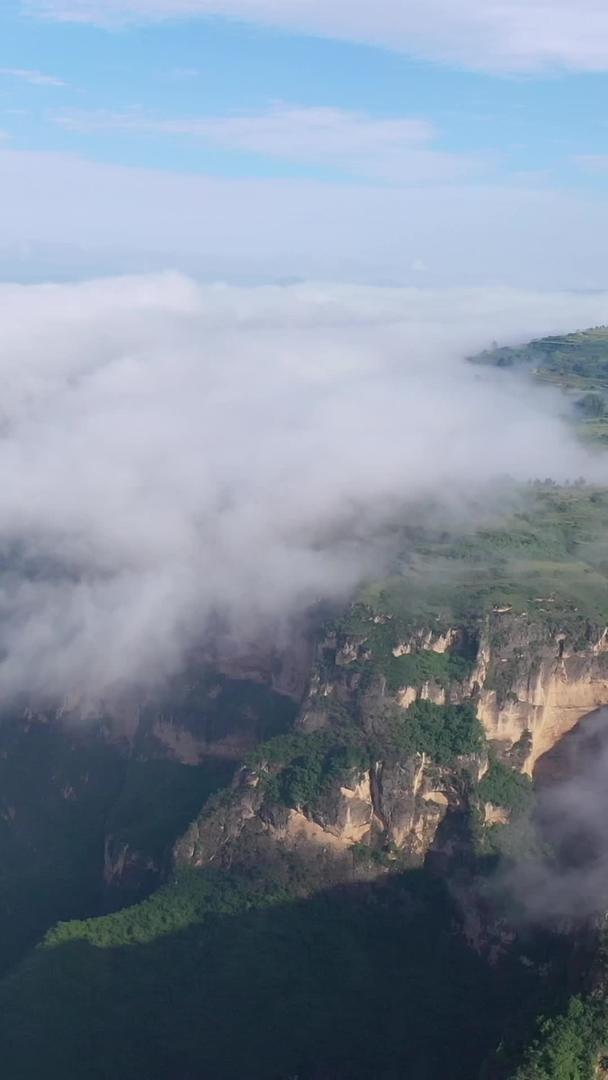 航拍山中云海自然风光视频的预览图