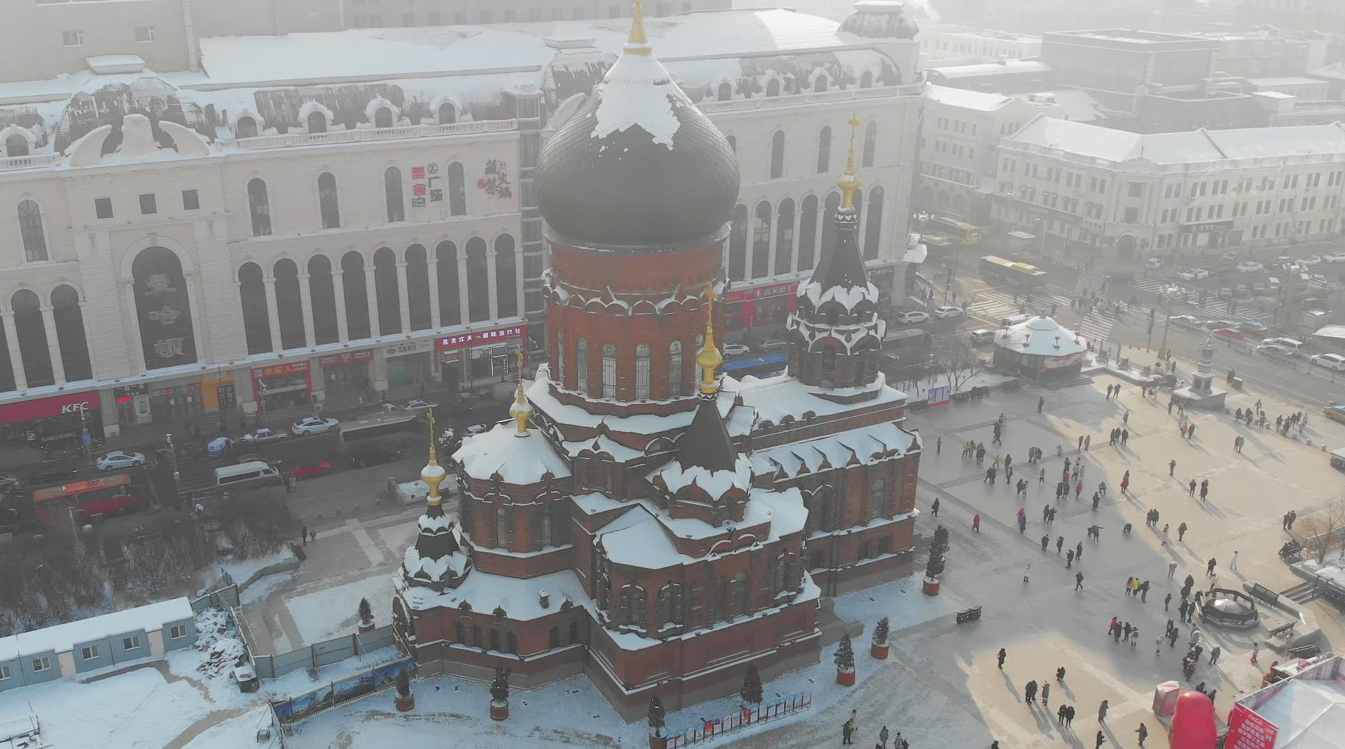 4k航拍哈尔滨地标下雪的圣索菲亚教堂视频的预览图