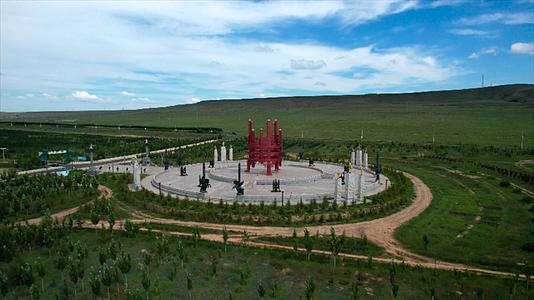 4k旋转航拍内蒙古小县城具有蒙古族特色的景观雕塑视频的预览图