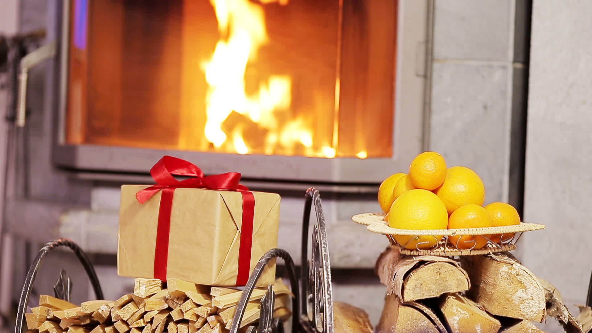 漂亮的壁炉装饰圣诞节使用礼物和橙色视频的预览图