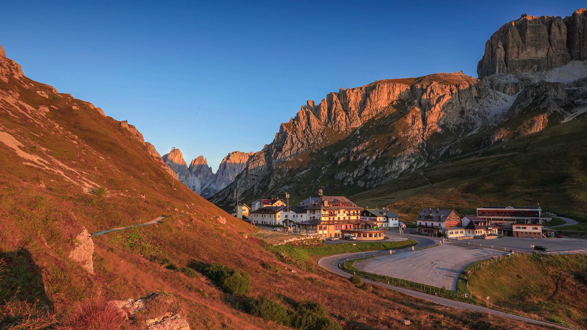 被日出照亮的阿尔卑斯山谷延时视频视频的预览图