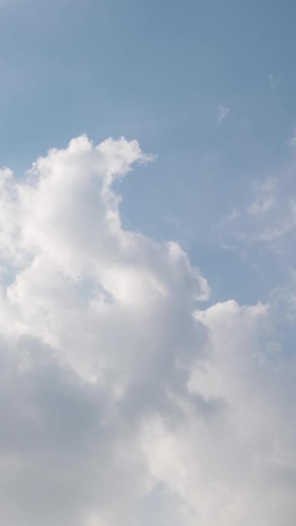 延迟摄影晴朗天空流动的云自然天空素材视频的预览图