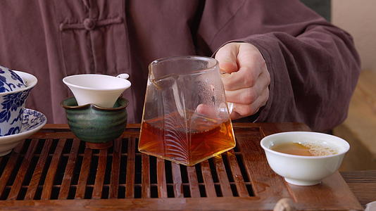 茶大师在碗里倒茶视频的预览图