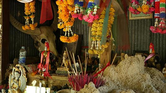 木制微型守护神屋小佛寺圣地五颜六色的花环Sanphraphum站起来带来财富传统尊重万物有灵魂视频的预览图