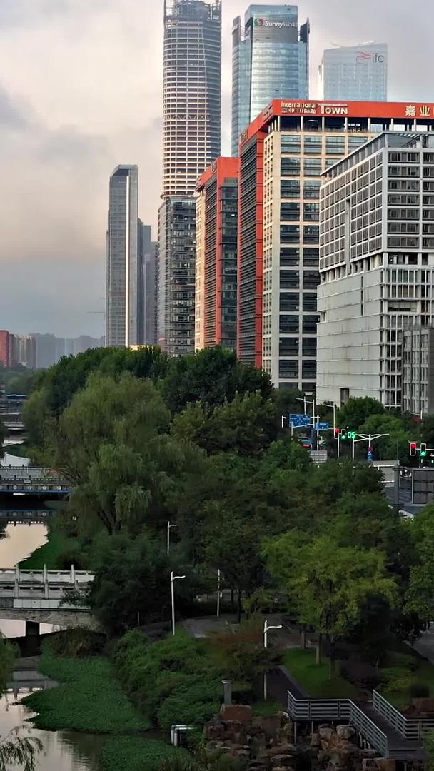 清晨南京庐山路CBD航拍视频的预览图