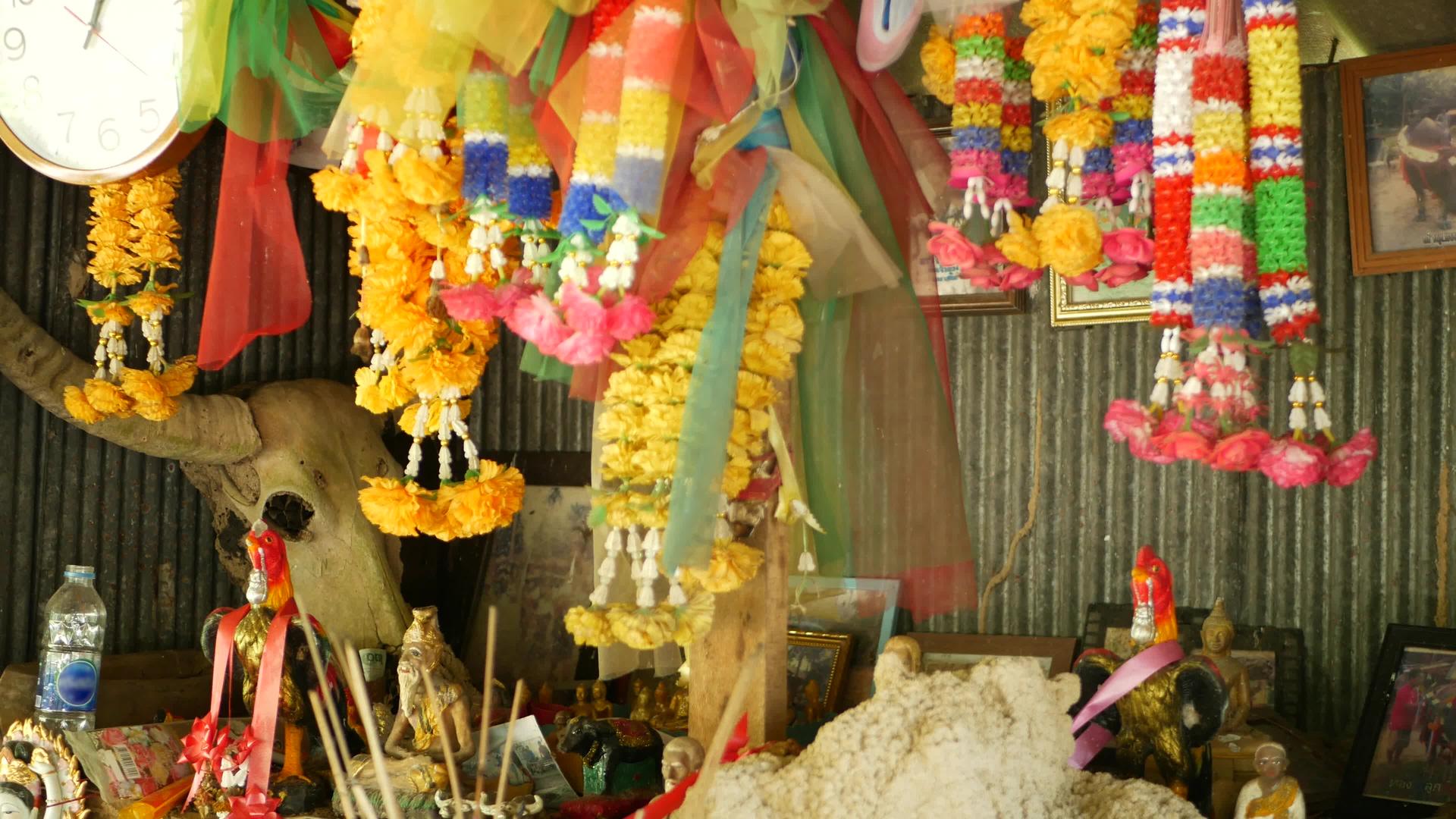 木制微型守护神屋小佛寺圣地五颜六色的花环Sanphraphum站起来带来财富传统尊重万物有灵魂视频的预览图