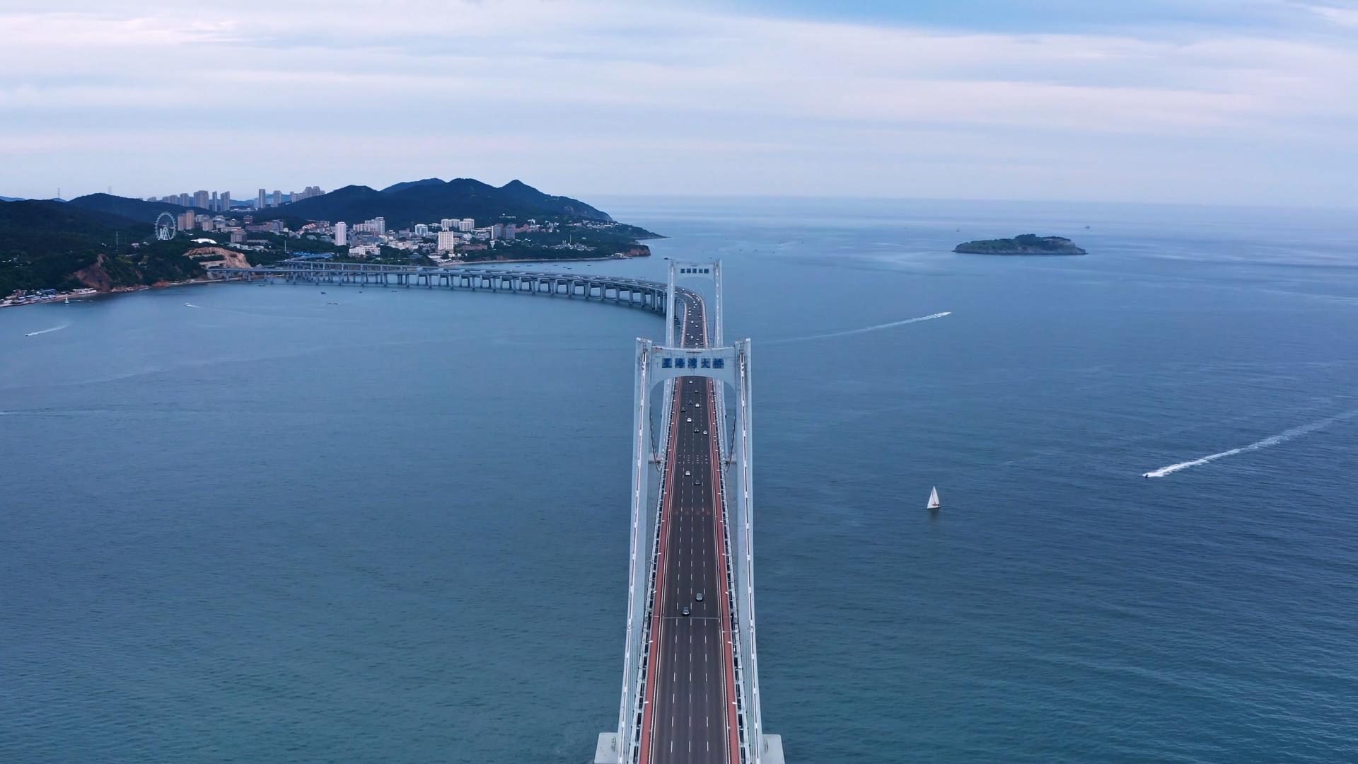 4k航拍大连星海湾跨海大桥视频的预览图