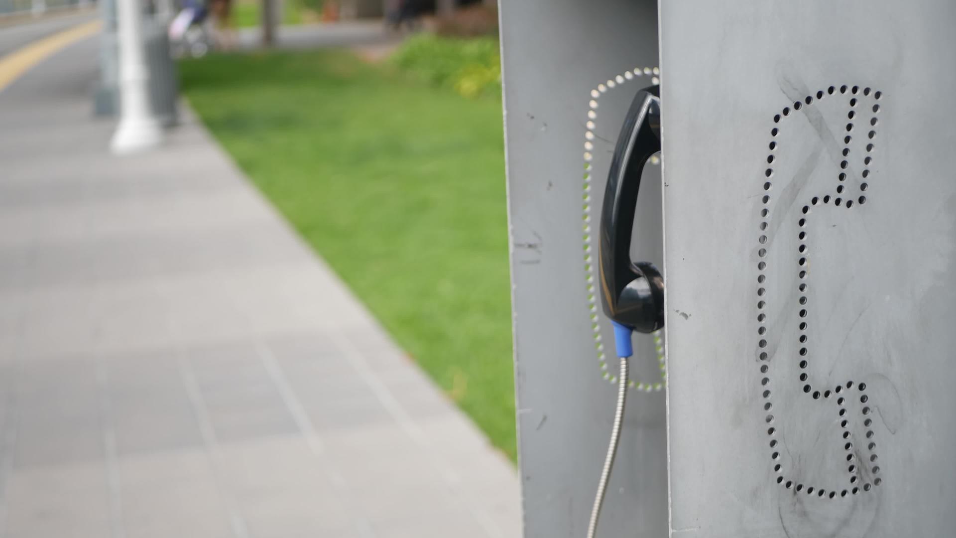 复古投币公用电话站在美国加州街道上用于紧急呼叫视频的预览图