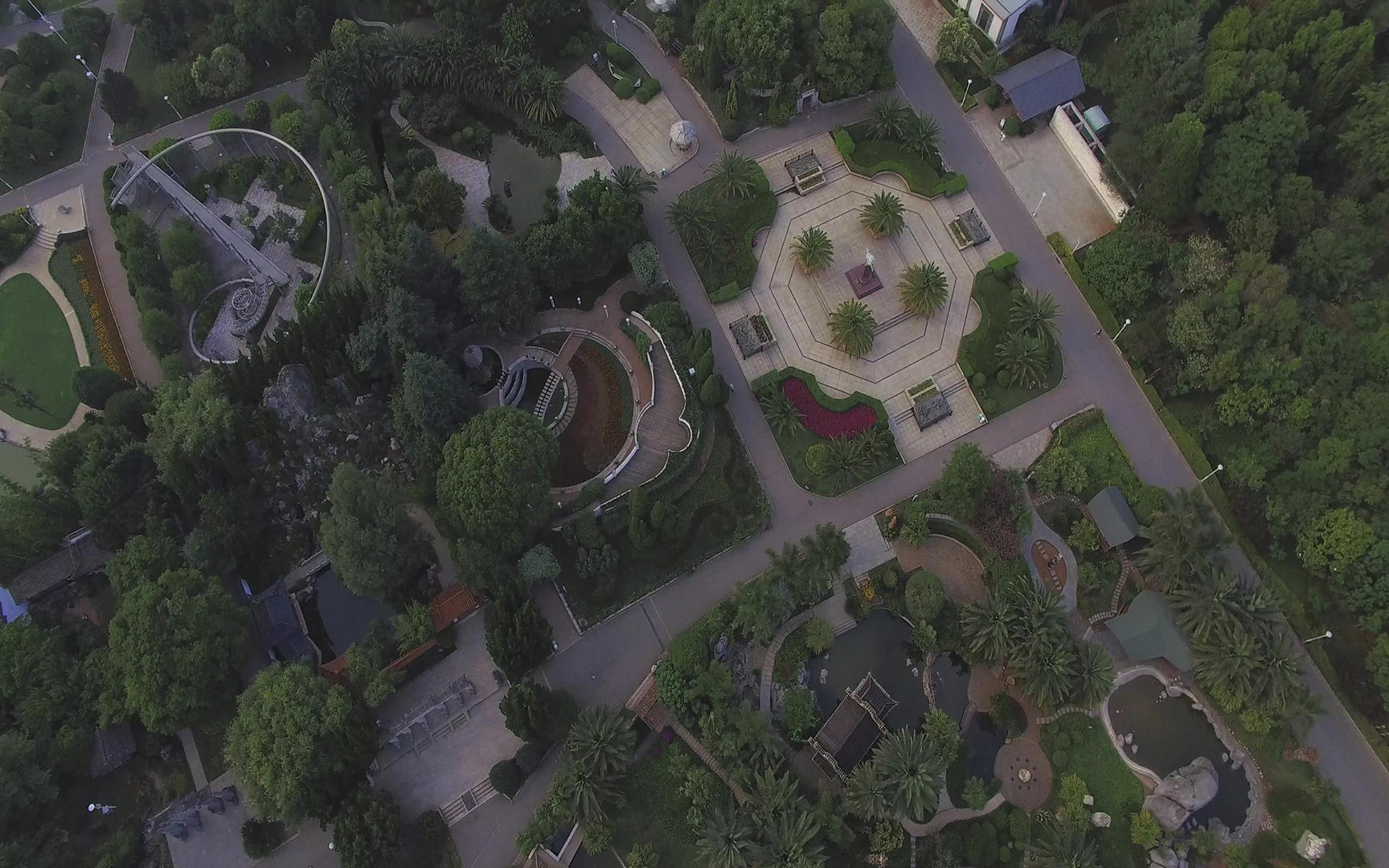 4k城市公园高清俯拍视频的预览图