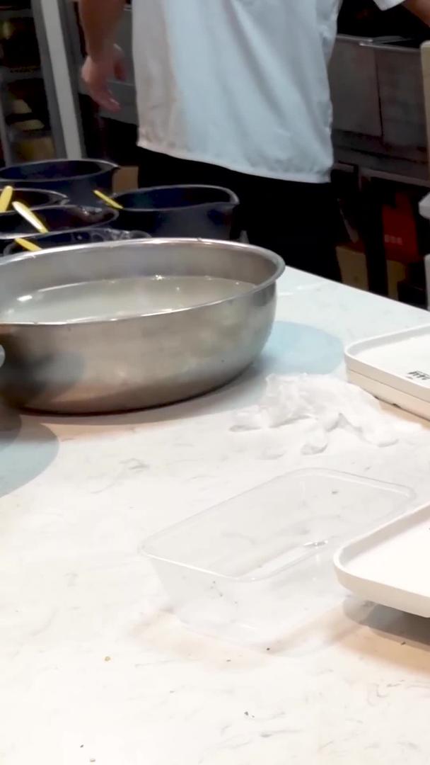 成都火锅店新鲜食材厨师现场制作材料视频的预览图