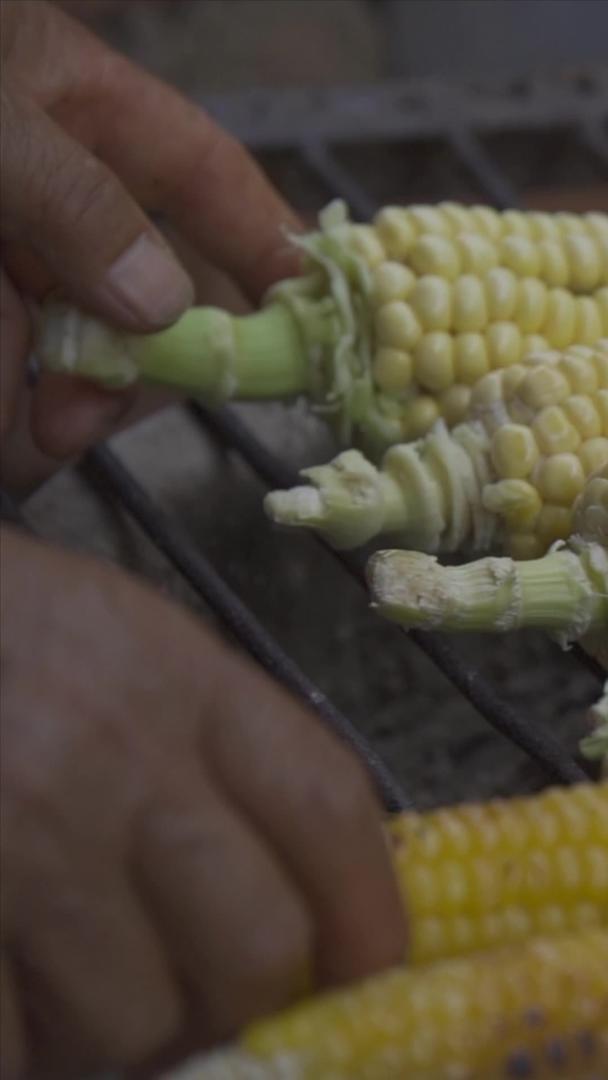 劳动人民烧玉米剥玉米粒视频的预览图