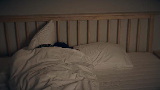 4K实拍深夜失眠的女性床上翻来覆去睡不着视频的预览图
