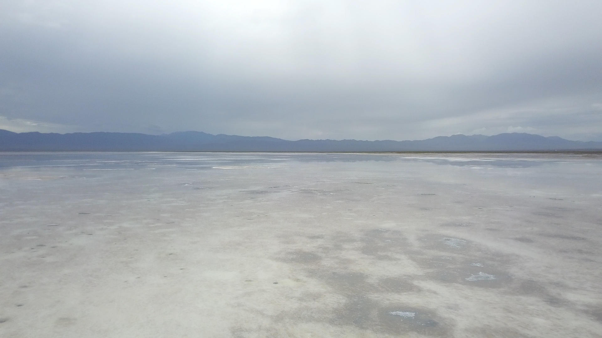 盐湖俯视月球表面视频的预览图
