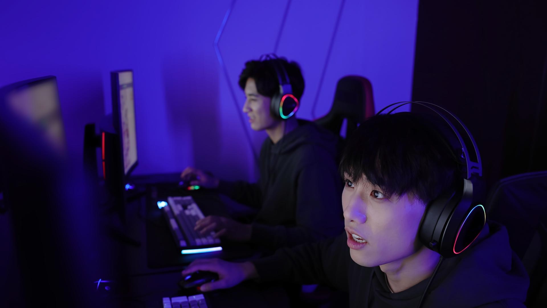 青年男性熬夜打电脑游戏视频的预览图