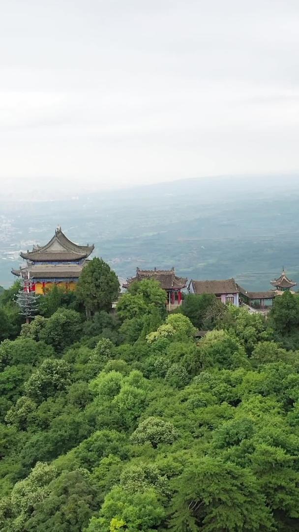 甘肃省平凉的青山风光及山顶古建筑视频的预览图