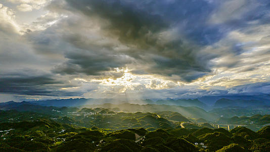 8K航拍自然风光山峰壮丽云层耶稣光视频视频的预览图