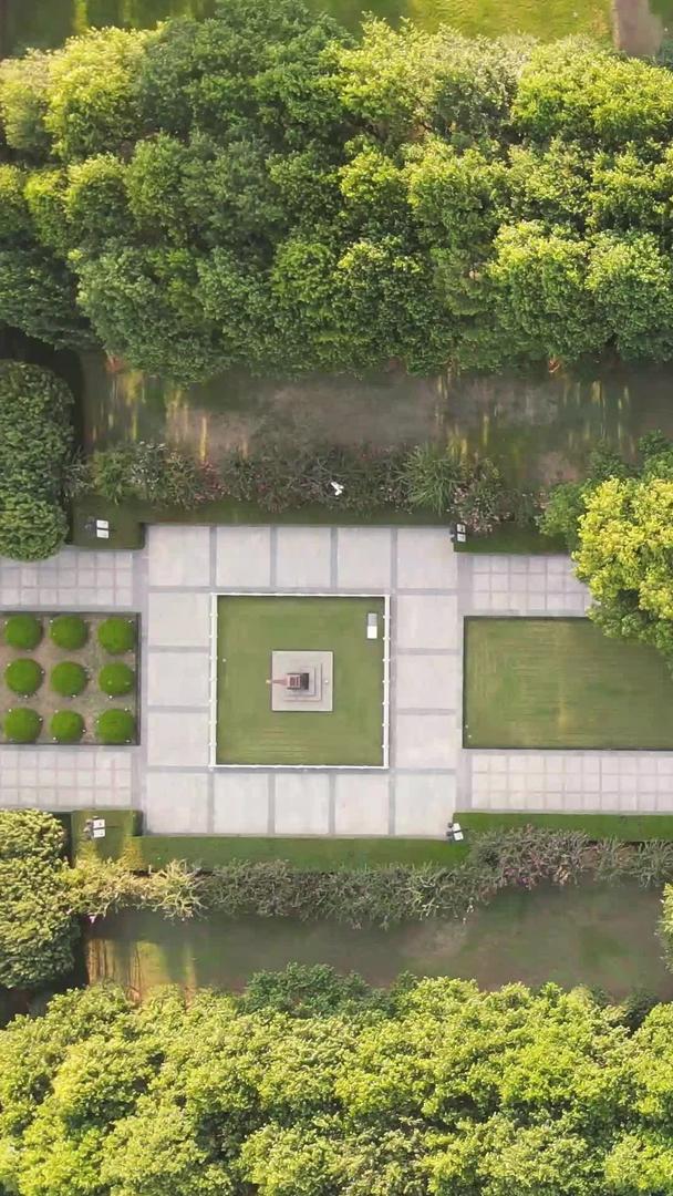 航拍拍摄城市公园地标纪念馆素材视频的预览图