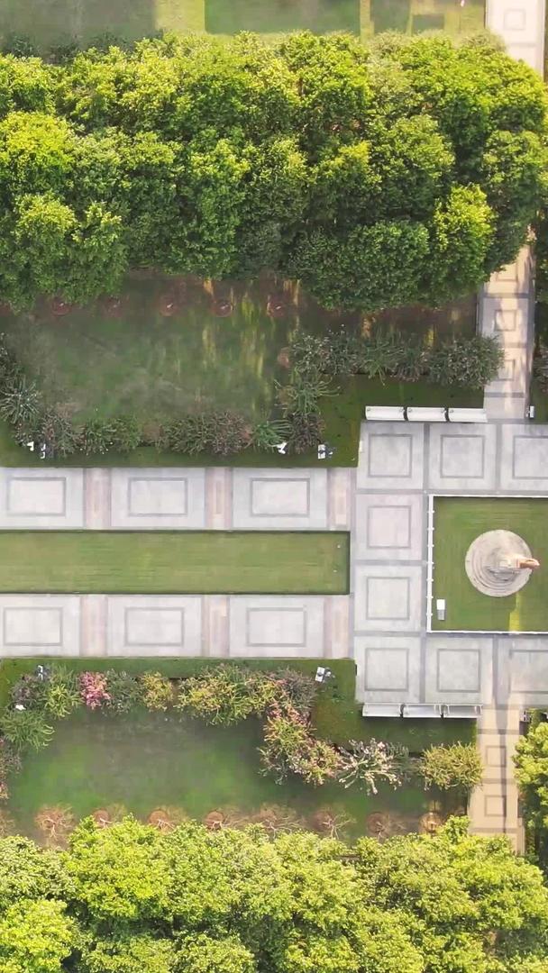 航拍拍摄城市公园地标纪念馆素材视频的预览图