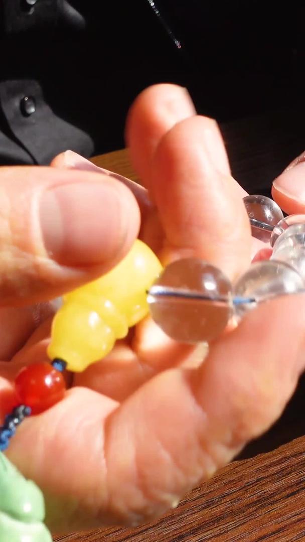 手镯爱好者欣赏玩珍珠手镯素材视频的预览图