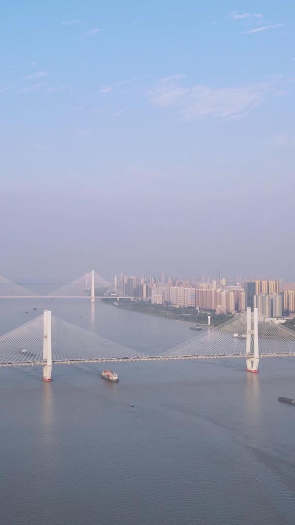 航拍城市蓝天白云江景色素材视频的预览图